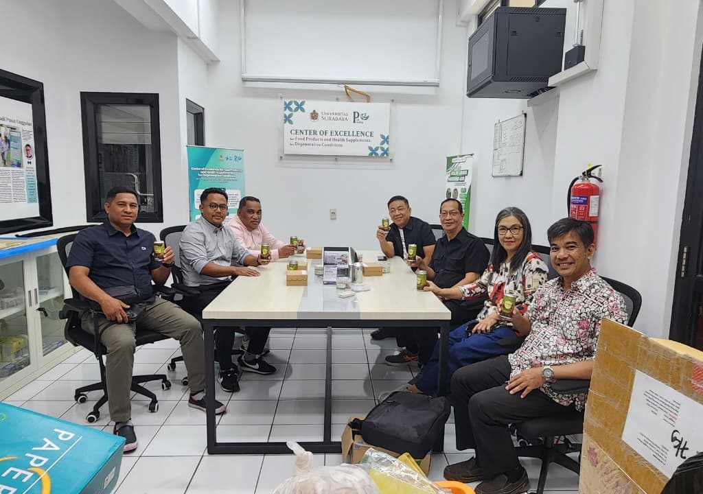 Universitas Halmahera berkunjung ke PUI PASDEG Universitas Surabaya untuk menjajaki peluang kerja sama riset dan pengembangan berbasis potensi lokal.