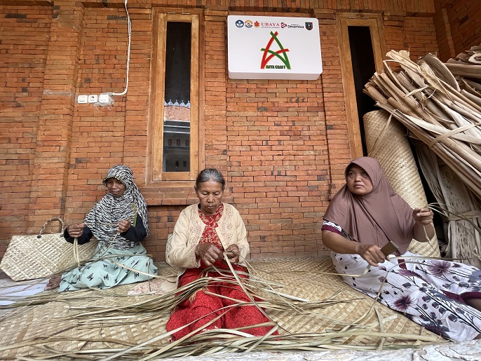 Perajin Anya Craft di Desa Munungkerep, Kabuh, Jombang saat membuat besek dan tas dari anyaman daun pandan. (Kevin Nizar).