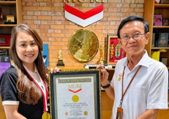 Empat dosen Ubaya dan UWKS meraih piagam penghargaan MURI atas prestasinya sebagai Pionir Pengembangan Desa Atsiri. Foto/Istimewa