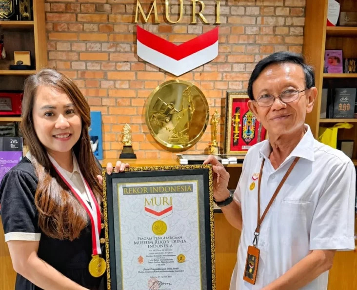 Empat dosen Ubaya dan UWKS meraih piagam penghargaan MURI atas prestasinya sebagai Pionir Pengembangan Desa Atsiri. Foto/Istimewa